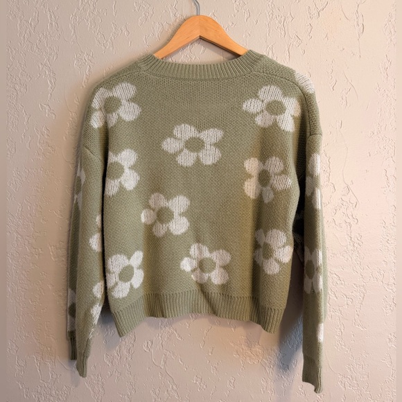 Cozy Flower Sweater - Picture 5 of 6
